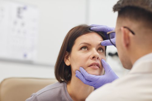 ophthalmologist-examining-eyes-2021-09-24-04-06-47-utc.jpg